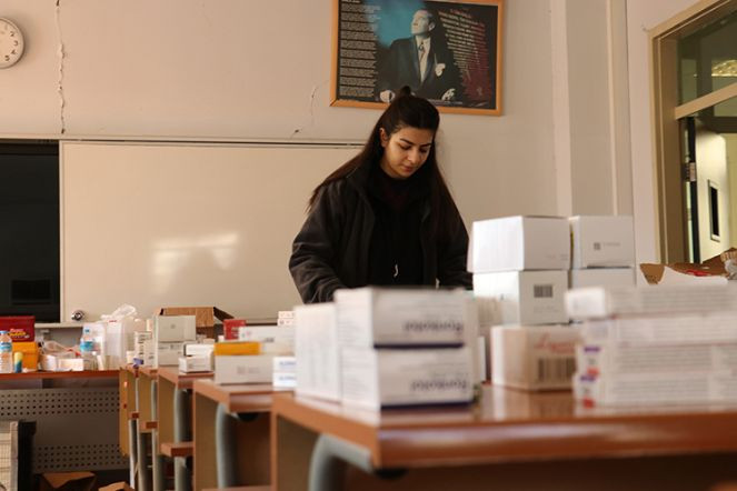 Sınıf depremzedeler için eczaneye dönüştürüldü. Yaşasın iyi insanlar - Resim : 1