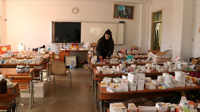 Sınıf depremzedeler için eczaneye dönüştürüldü. Yaşasın iyi insanlar - Resim : 2