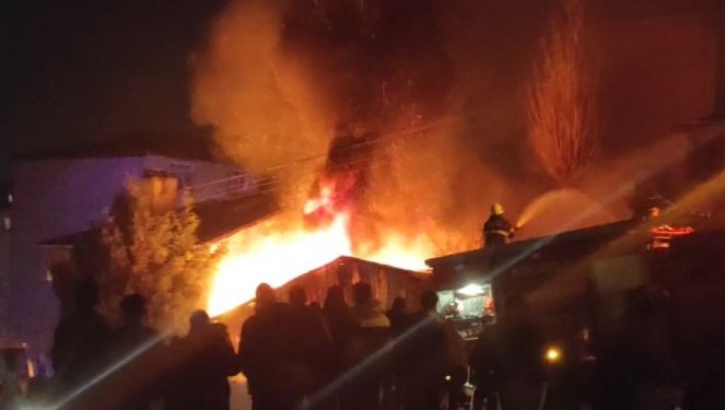 Tek katlı ev patlaya patlaya yandı - Resim : 1