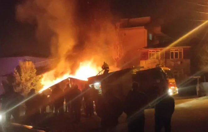 Tek katlı ev patlaya patlaya yandı - Resim : 3