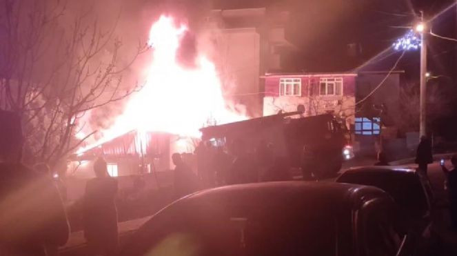 Tek katlı ev patlaya patlaya yandı - Resim : 4