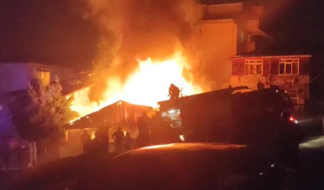 Tek katlı ev patlaya patlaya yandı - Resim : 5