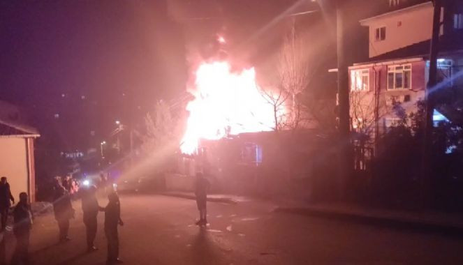 Tek katlı ev patlaya patlaya yandı - Resim : 6
