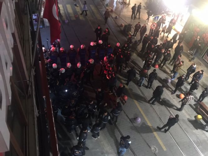 Kızılay'ın Ahbap'a çadır satmasını protesto etmek isteyenler gözaltına alındı - Resim : 1