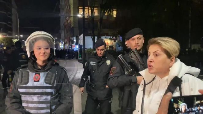 Kızılay’ın protesto edilmesini engellemek isteyen polislere vatandaştan tepki: Onlar senin de haklarını savunuyorlar - Resim : 1