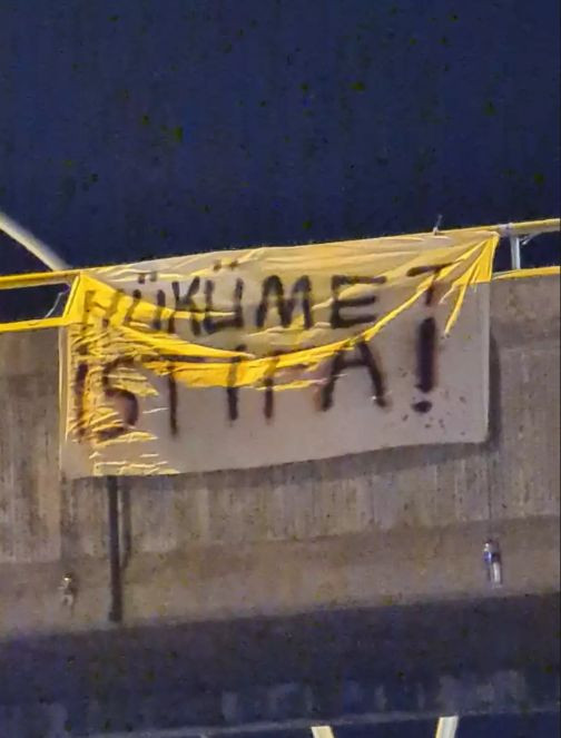 Erdoğan'ın yoluna "İstifa" pankartı astılar - Resim : 1