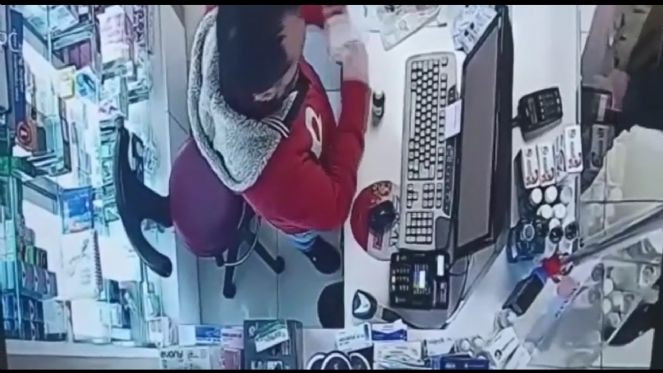1 yılda eczaneden 150 bin TL çaldı. Paraları cebine böyle soktu - Resim : 1
