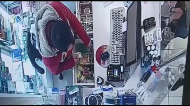 1 yılda eczaneden 150 bin TL çaldı. Paraları cebine böyle soktu - Resim : 2