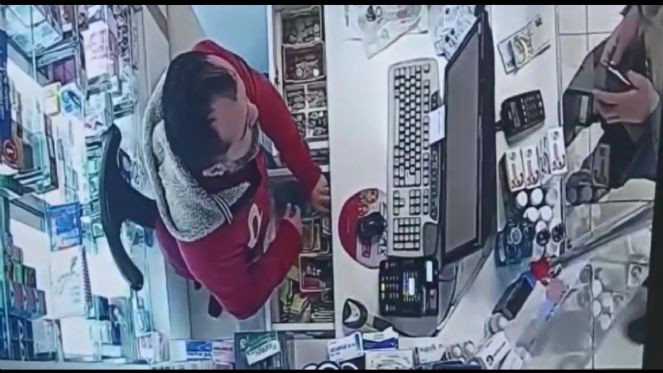 1 yılda eczaneden 150 bin TL çaldı. Paraları cebine böyle soktu - Resim : 3