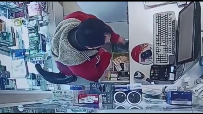 1 yılda eczaneden 150 bin TL çaldı. Paraları cebine böyle soktu - Resim : 4