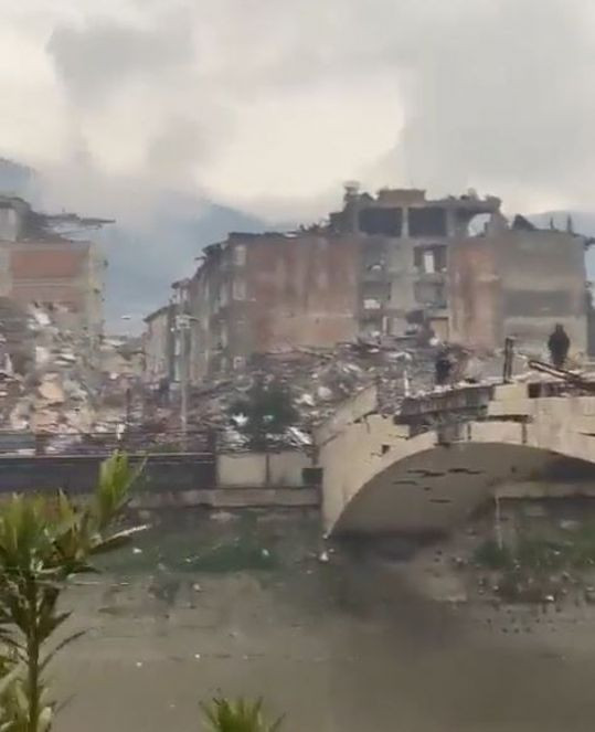 Antakya'da onlarca bina yıkıldı. Meydan harabeye döndü - Resim : 1