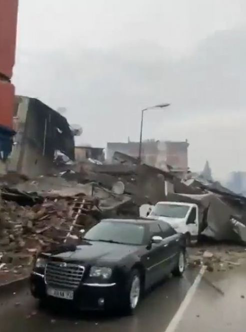 Antakya'da onlarca bina yıkıldı. Meydan harabeye döndü - Resim : 3