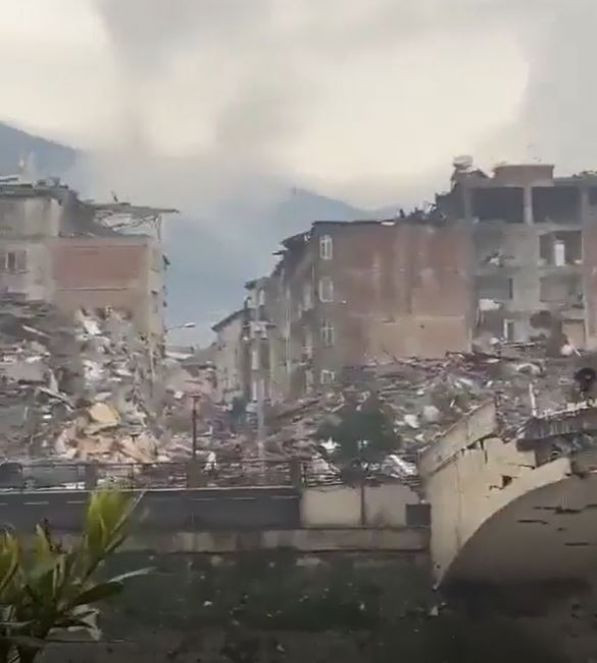 Antakya'da onlarca bina yıkıldı. Meydan harabeye döndü - Resim : 5