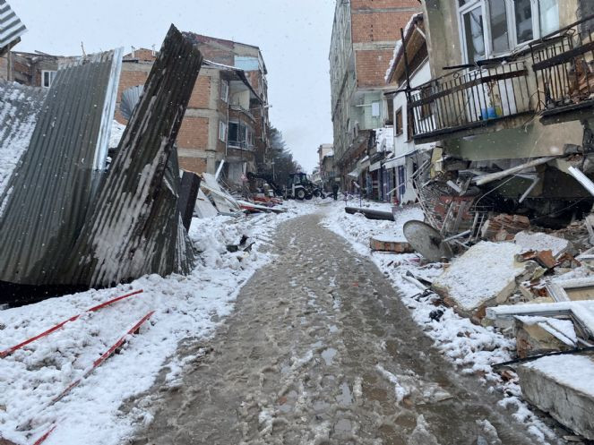 Deprem Malatya Doğanşehir'i bu hale getirdi. Rayler tel gibi büküldü - Resim : 1