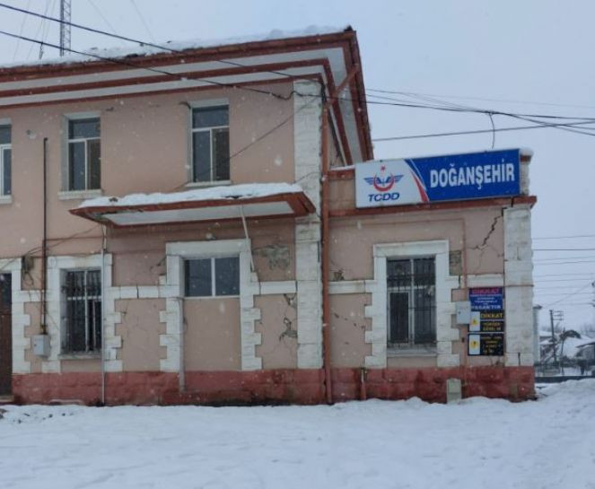 Deprem Malatya Doğanşehir'i bu hale getirdi. Rayler tel gibi büküldü - Resim : 6