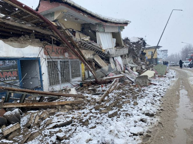 Deprem Malatya Doğanşehir'i bu hale getirdi. Rayler tel gibi büküldü - Resim : 8