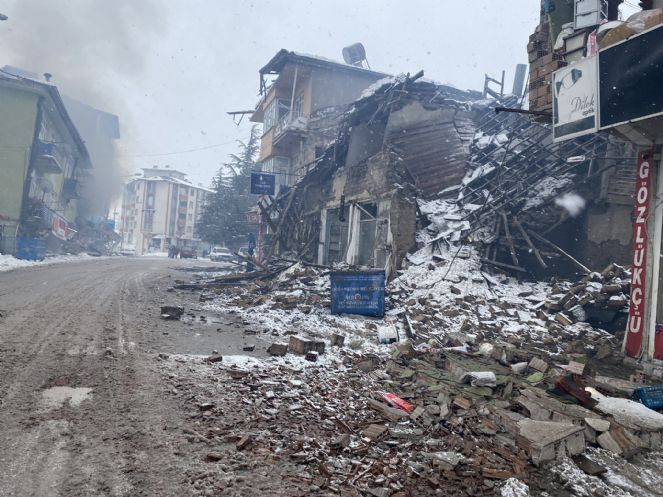 Deprem Malatya Doğanşehir'i bu hale getirdi. Rayler tel gibi büküldü - Resim : 9