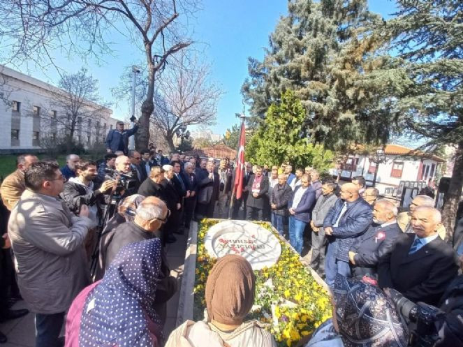 Muhsin Yazıcıoğlu kabri başında dualarla anıldı (25 Mart 2023) - Resim : 1