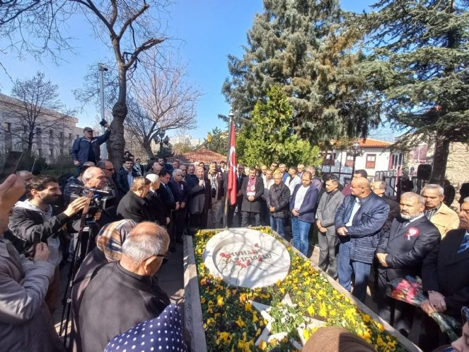 Muhsin Yazıcıoğlu kabri başında dualarla anıldı (25 Mart 2023) - Resim : 2