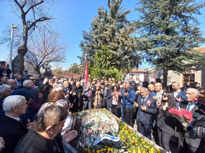 Muhsin Yazıcıoğlu kabri başında dualarla anıldı (25 Mart 2023) - Resim : 3
