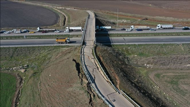Fay hattının tam istikametinde otoban yapmışlar. İşte T&uuml;rkiye'nin 'yağma Hasan'ın b&ouml;reği' olduğunun fotoğrafı - Resim : 3