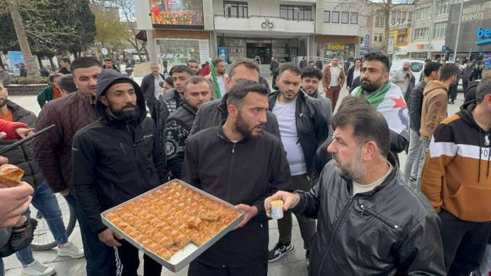Suriyelilerden baklavalı, lokumlu kutlama