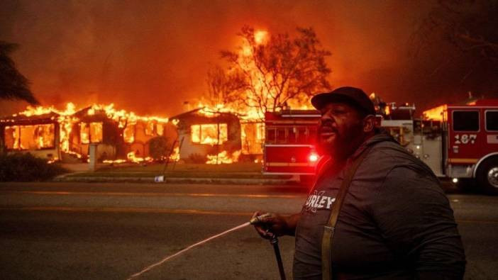 Los Angeles&rsquo;taki yangın felaketinde &ouml;l&uuml; sayısı artıyor: Yerli ve yabancı hangi &uuml;nl&uuml; isimlerin evleri yandı?