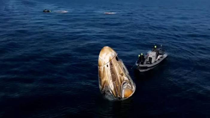 Uzayda mahsur kalan astronotlar d&uuml;nyaya d&ouml;nd&uuml;! Sedye ile taşındılar