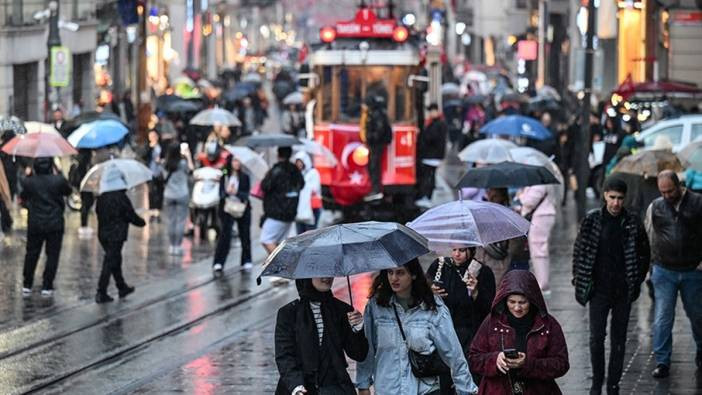 Bu akşam işten eve d&ouml;nerken dikkat! İstanbul&rsquo;u sağanak yağış vuracak