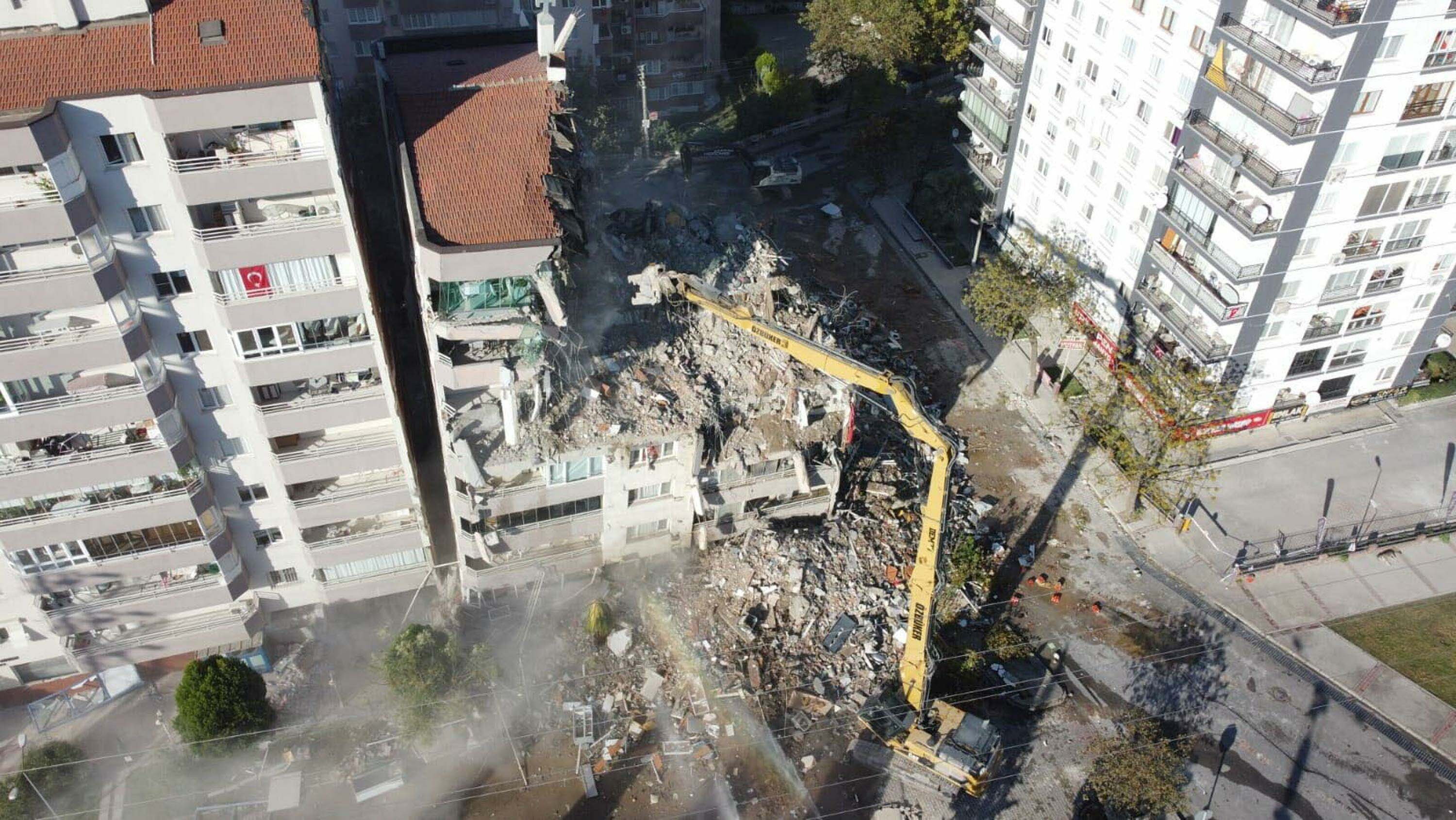 depremde-yikilan-yilmaz-erbek-apartmani-davasinda-kamu-gorevlileri-hakkinda-hapis-istemi-9177-dhaphoto1-001.jpg