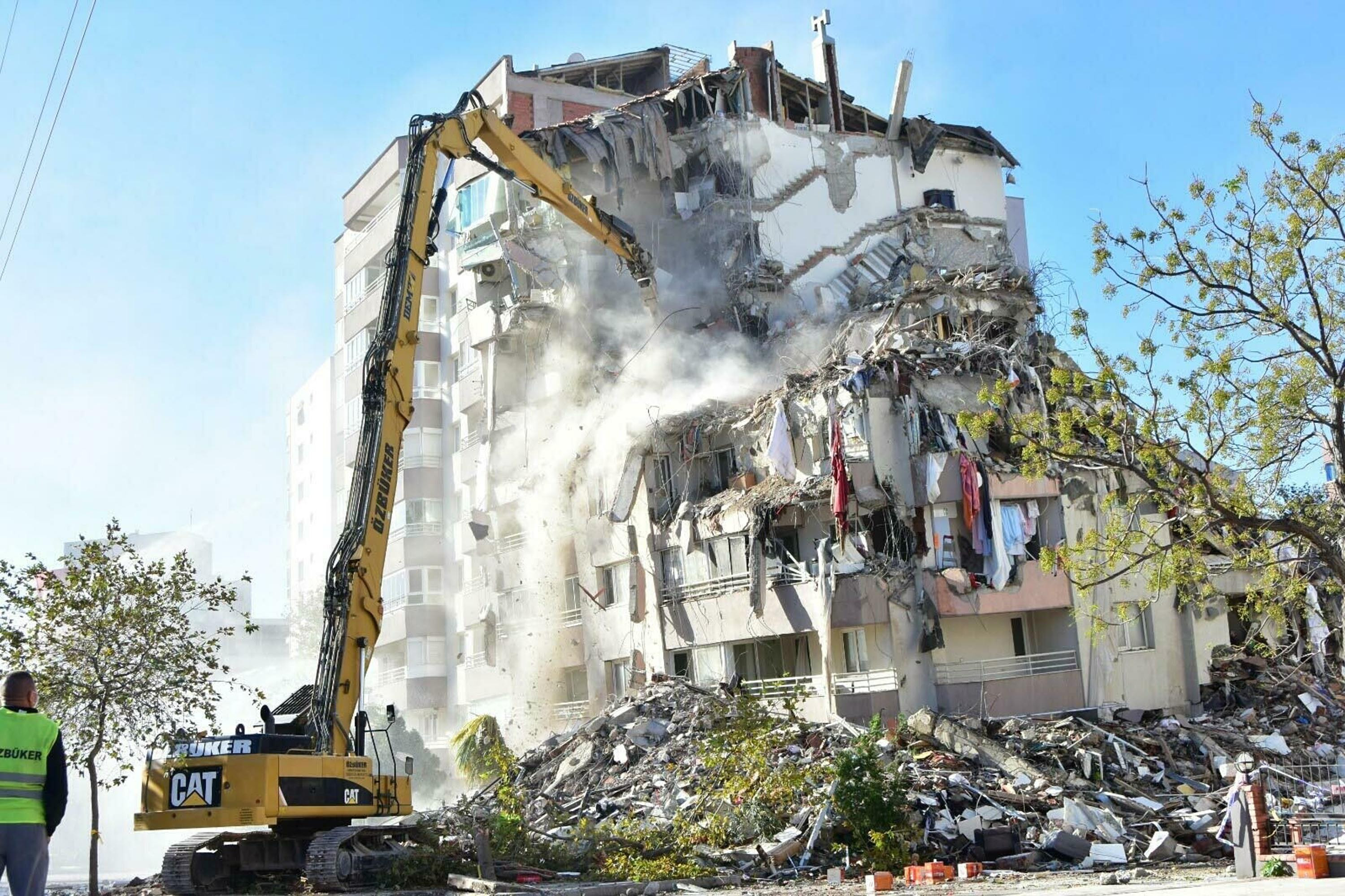 depremde-yikilan-yilmaz-erbek-apartmani-davasinda-kamu-gorevlileri-hakkinda-hapis-istemi-9177-dhaphoto3-001.jpg