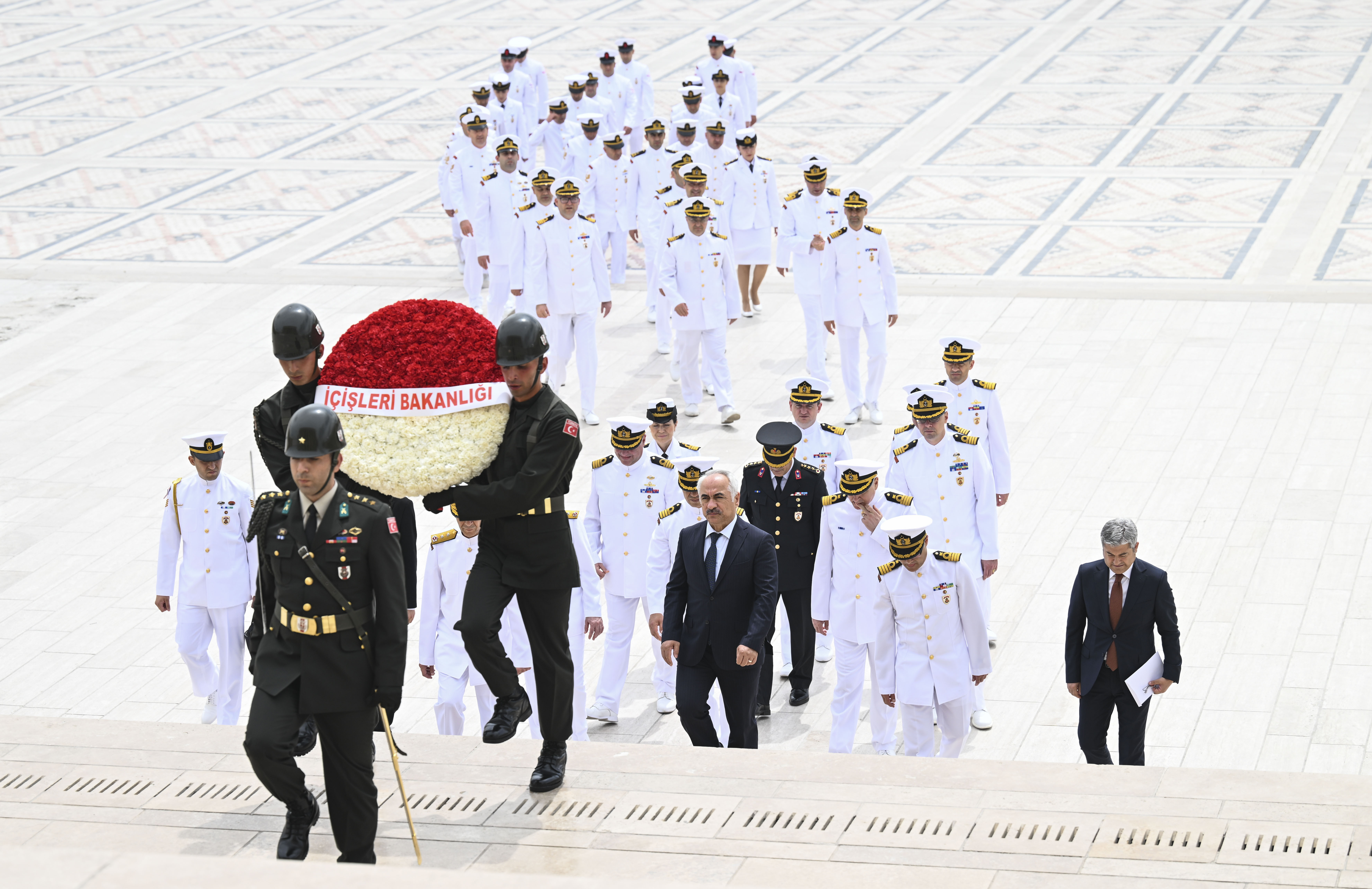 sahil-guvenlik-komutanligindan-anitkabire-ziyaret-yenicag-1.jpg