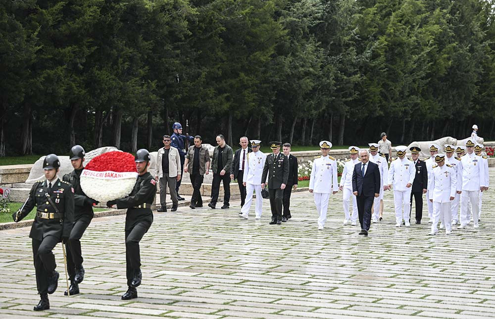 sahil-guvenlik-komutanligindan-anitkabire-ziyaret-yenicag-17-001.jpg