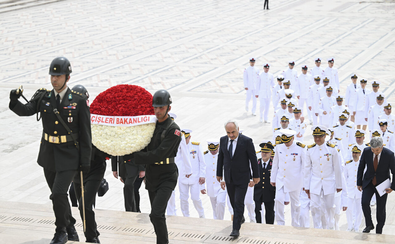 sahil-guvenlik-komutanligindan-anitkabire-ziyaret-yenicag-2.jpg
