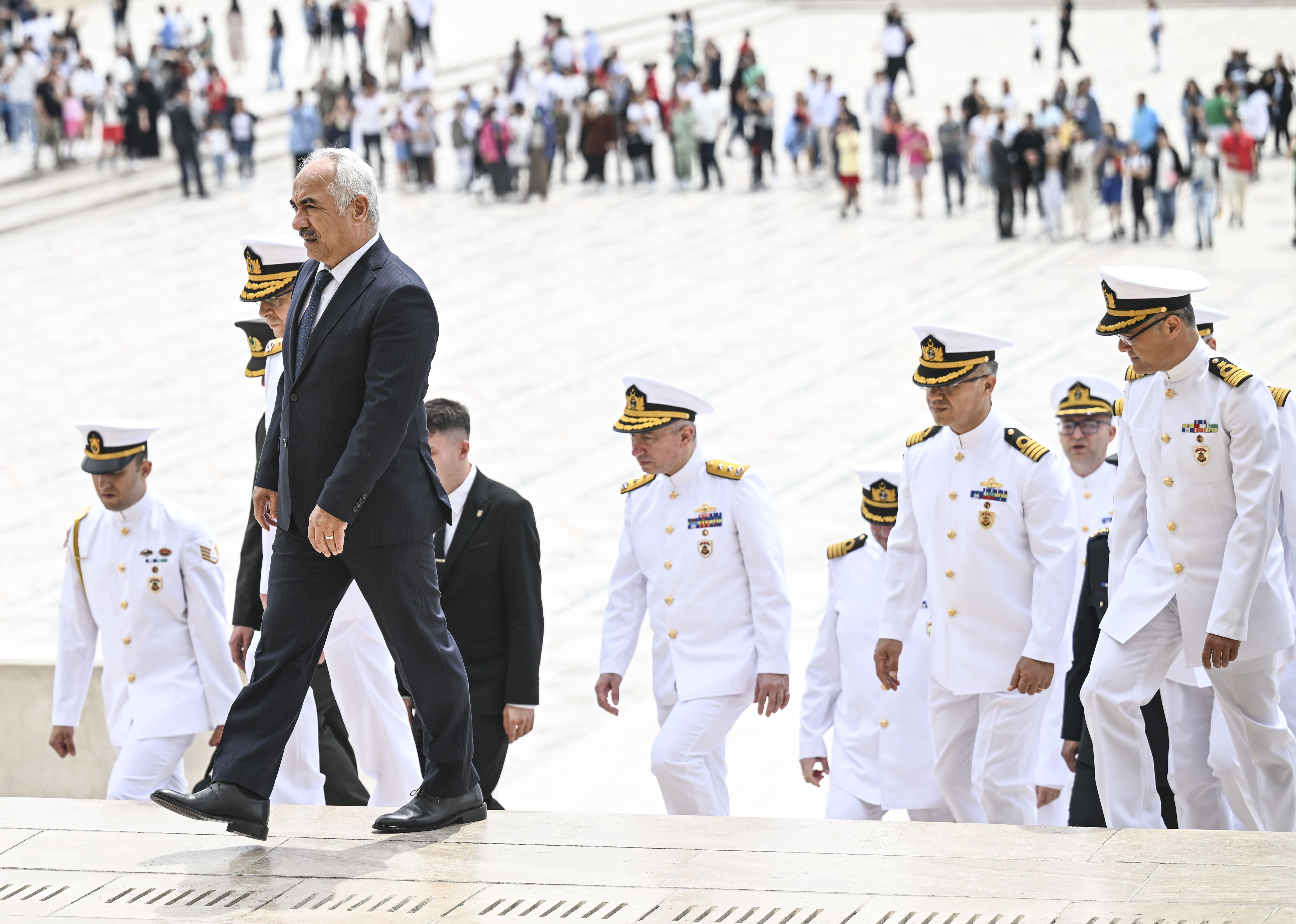 sahil-guvenlik-komutanligindan-anitkabire-ziyaret-yenicag-4.jpg
