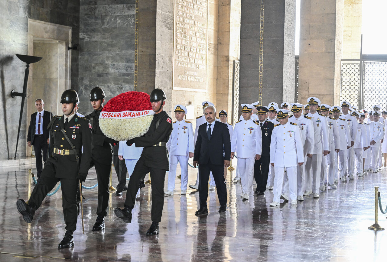sahil-guvenlik-komutanligindan-anitkabire-ziyaret-yenicag-5.jpg