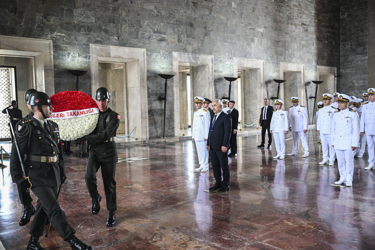 sahil-guvenlik-komutanligindan-anitkabire-ziyaret-yenicag-7.jpg