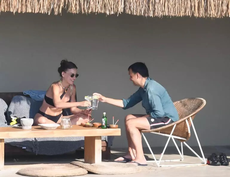 serenay-sarikaya-bodrum-da-gizemli-arkadasiyla-goruntulendi-0nkit.jpg
