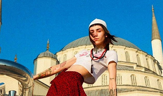 kocatepe-camisi-nde-cektikleri-ve-sosyal-medyada-yayinladiklari-goruntuler-nedeniyle-bilal-kisa-ve-ezgi-cebeci-gozaltina-alindi-7859.jpg