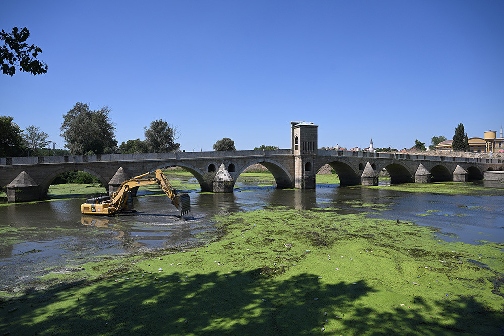 tunca-nehri-temizleniyor-yuzeyi-ot-ve-cople-kaplanmisti-yenicag-10.jpg
