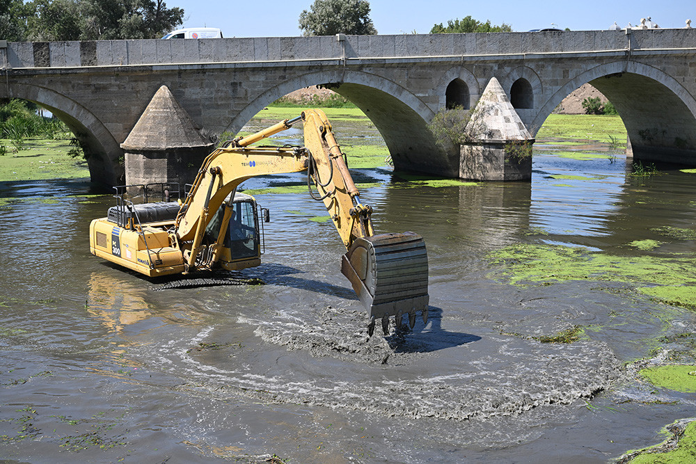 tunca-nehri-temizleniyor-yuzeyi-ot-ve-cople-kaplanmisti-yenicag-12.jpg