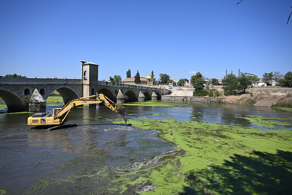 tunca-nehri-temizleniyor-yuzeyi-ot-ve-cople-kaplanmisti-yenicag-4.jpg