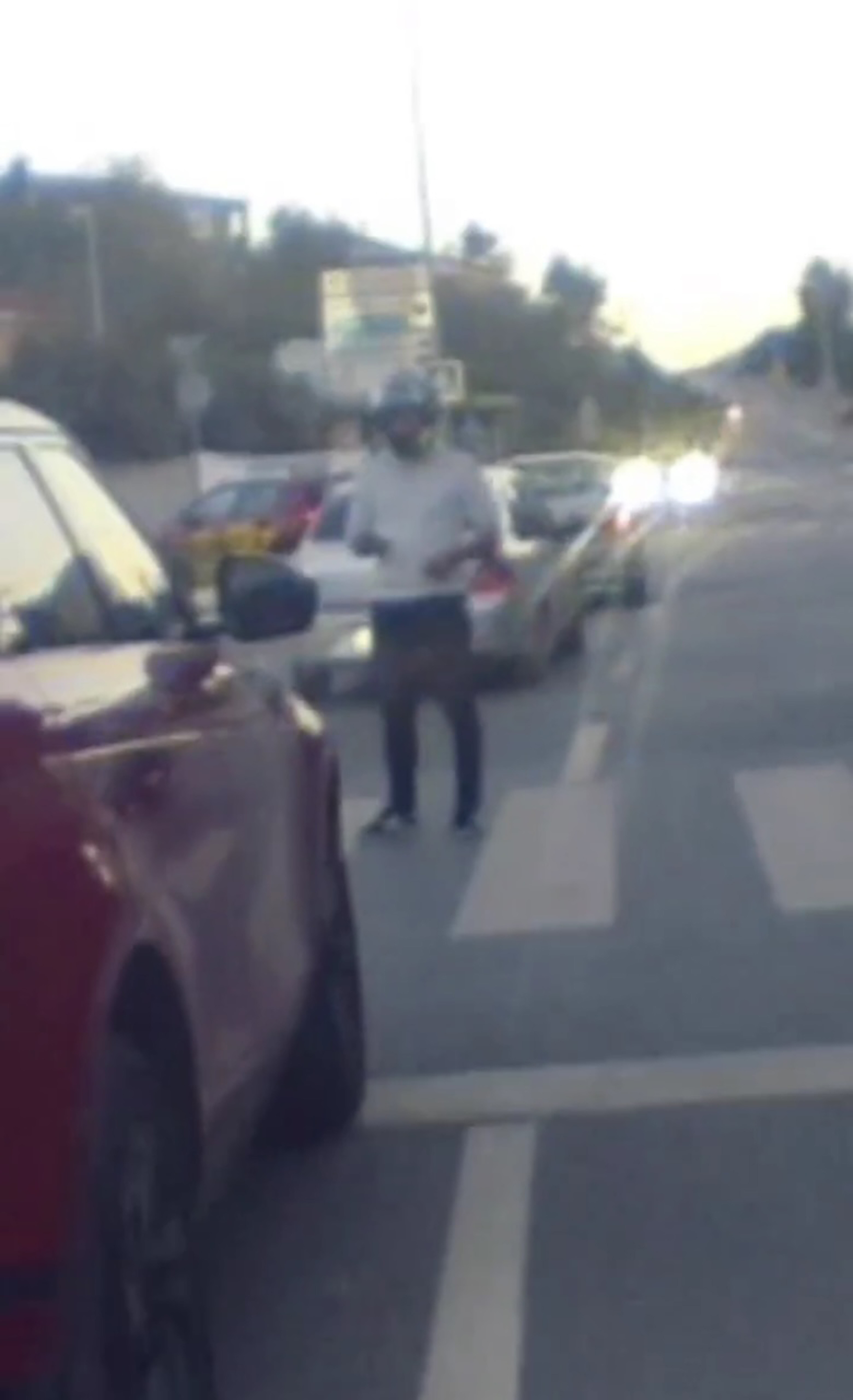 uskudarda-trafikte-gergin-anlar-uzerine-surulen-cipe-kaskini-firlatti-4924-dhaphoto1.jpg