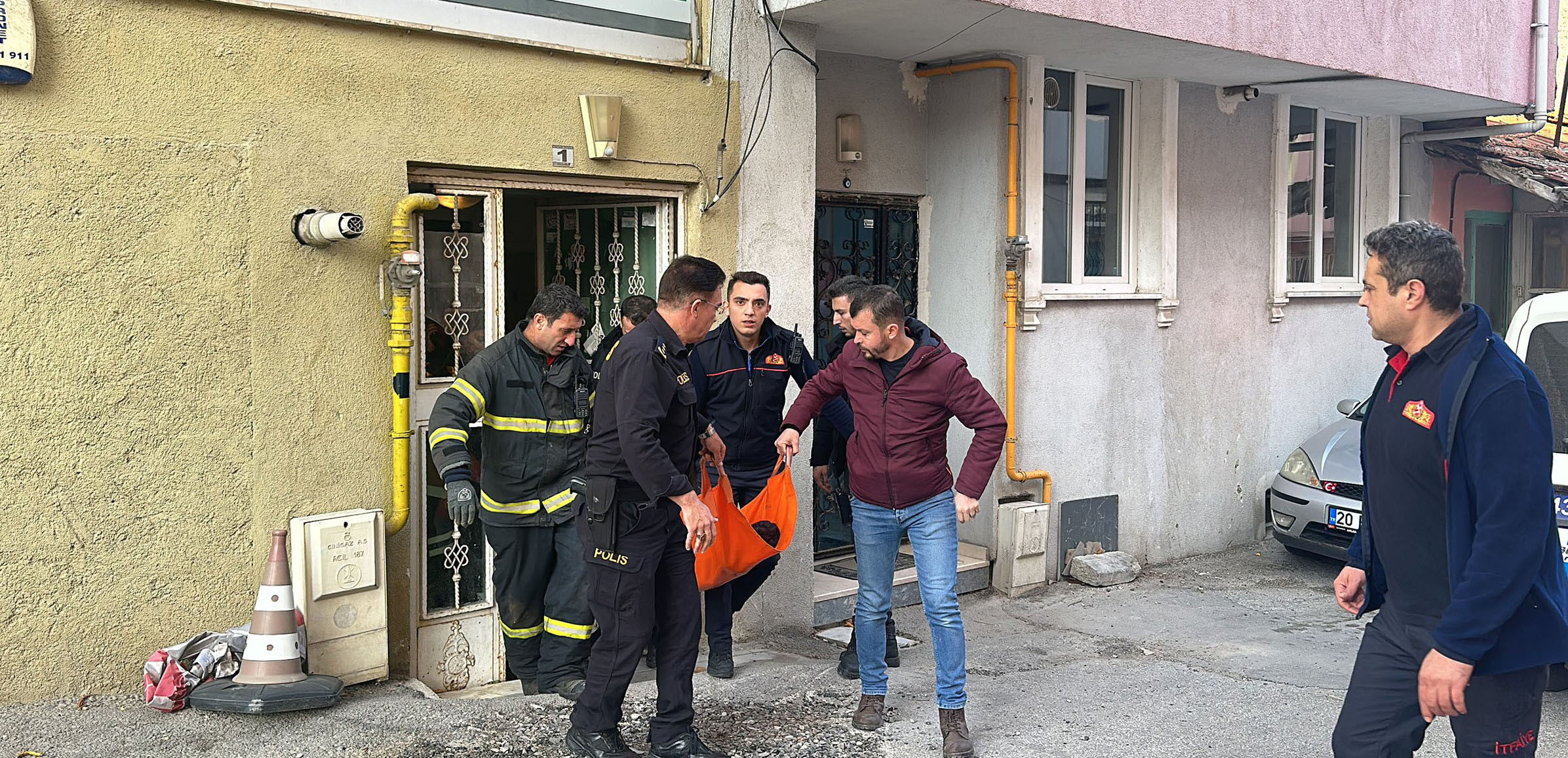 saglikcilari-rehin-alan-sizofreni-hastasi-intihara-tesebbus-etti-2620-dhaphoto1.jpg