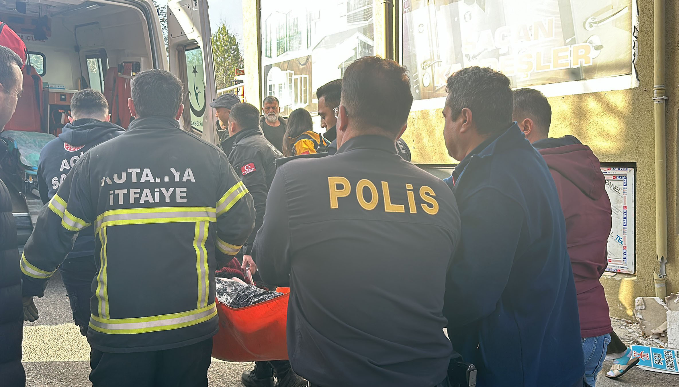 saglikcilari-rehin-alan-sizofreni-hastasi-intihara-tesebbus-etti-2620-dhaphoto5.jpg