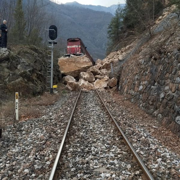 demiryolunda-heyelan-yuk-treni-raydan-cikti-1841-dhaphoto1.jpg
