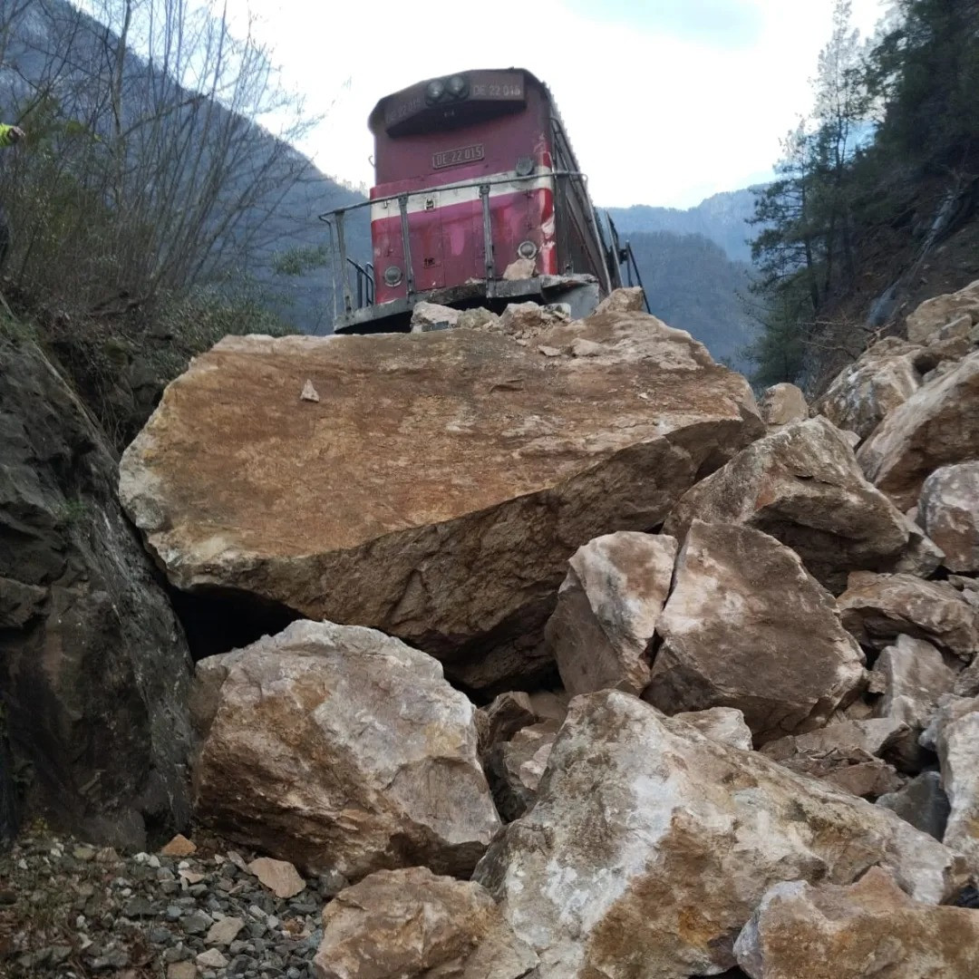 demiryolunda-heyelan-yuk-treni-raydan-cikti-1841-dhaphoto3.jpg