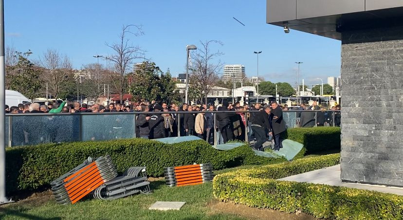 ukome-kararina-taksicilerden-tas-ve-sopali-protesto-yenicag1.jpg
