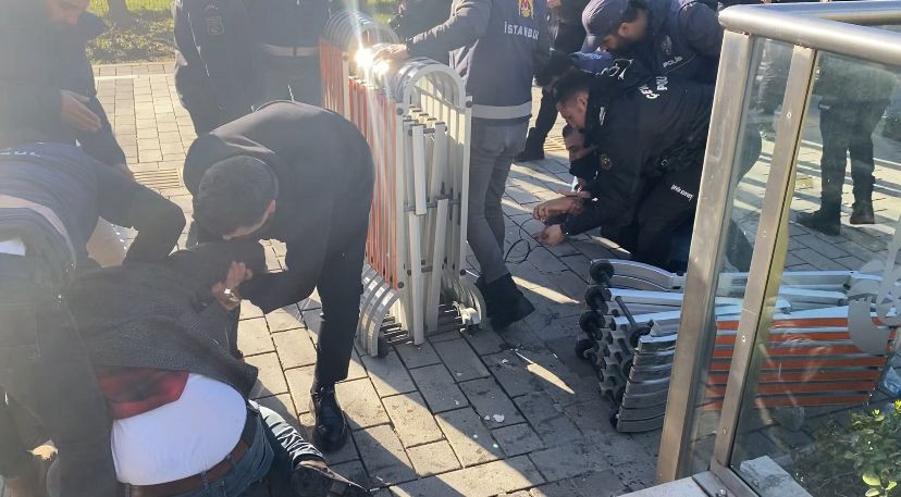 ukome-kararina-taksicilerden-tas-ve-sopali-protesto-yenicag4.jpg