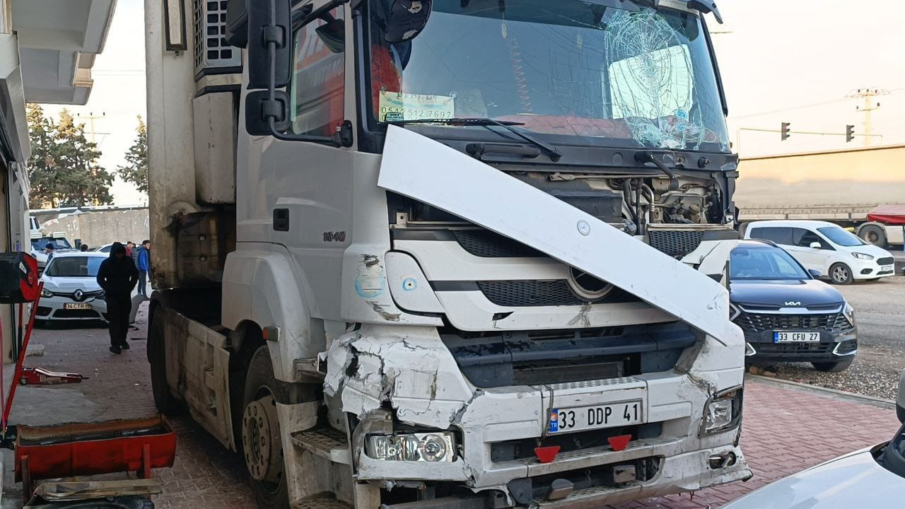 mardinde-tir-3-araca-ve-1-is-yerine-carpti-3-yarali-9637-dhaphoto7.jpg